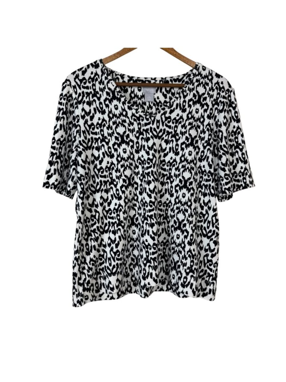 Chico's Black White Shirt Size 2 (US Lrg) Short Sleeves Casual Abstract Print